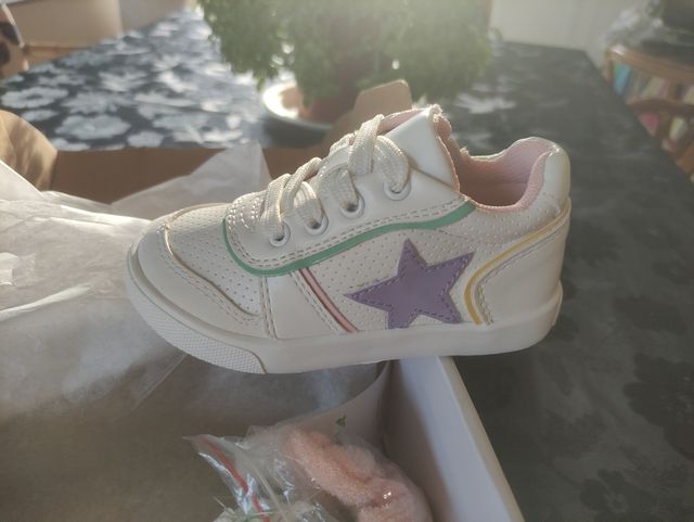 zapatillas nuevas talla 22. me costaron 29 euros.