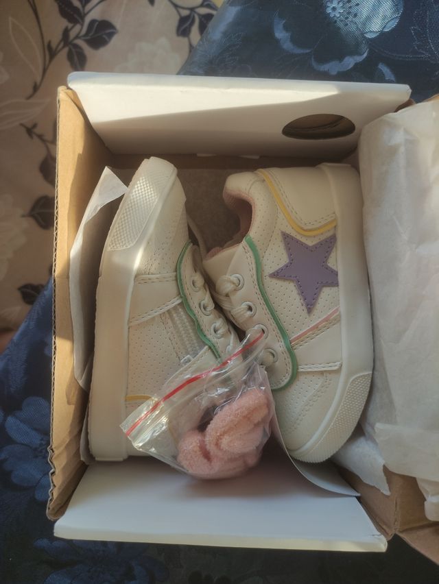 zapatillas nuevas talla 22. me costaron 29 euros.