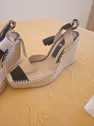 Zapatos Zara cuña esparto de segunda mano por 20 EUR en Sevilla en WALLAPOP