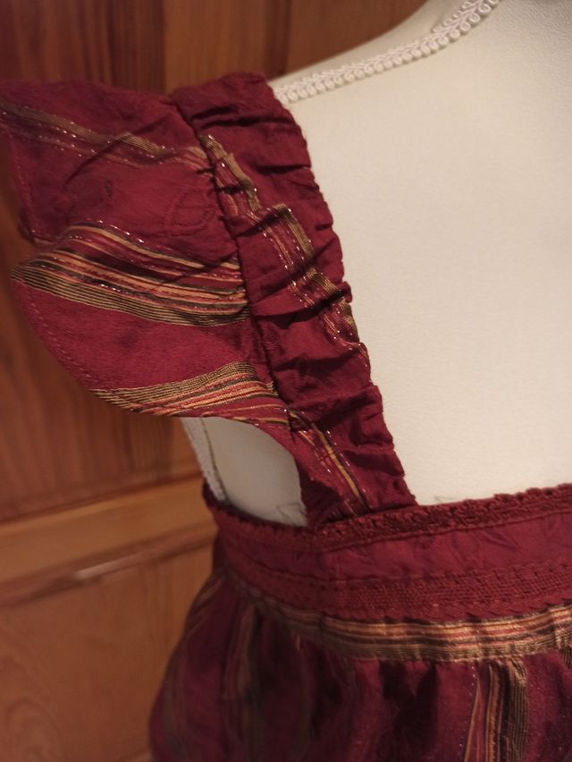 Camisa tirantes burdeos y detalles dorados Zara