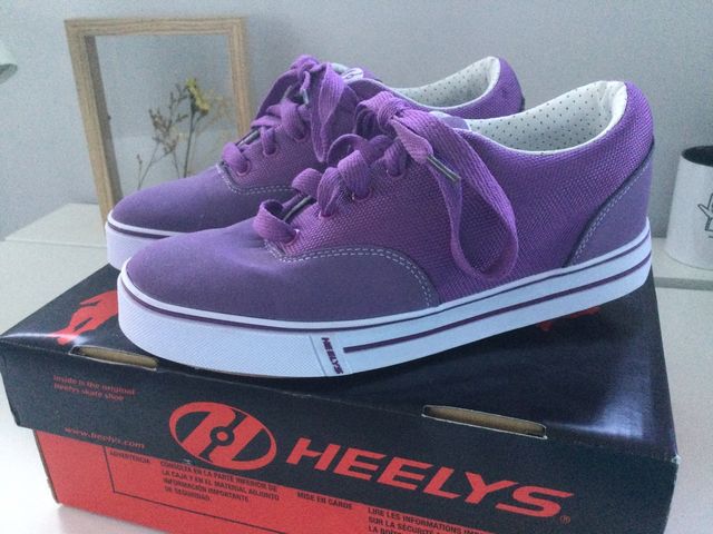 Zapatilllas deportivas con ruedas. Marca Heelys.