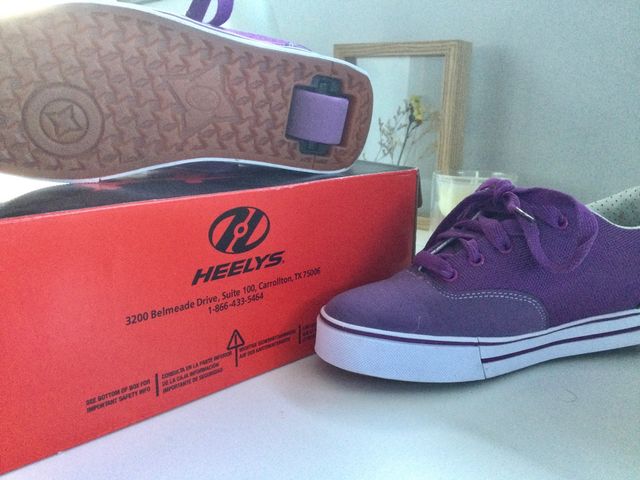 Zapatilllas deportivas con ruedas. Marca Heelys.