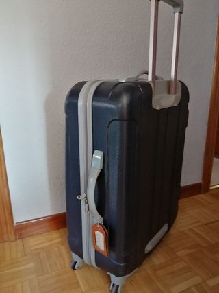 Maleta 4 ruedas de segunda mano por 30 EUR en Madrid en WALLAPOP