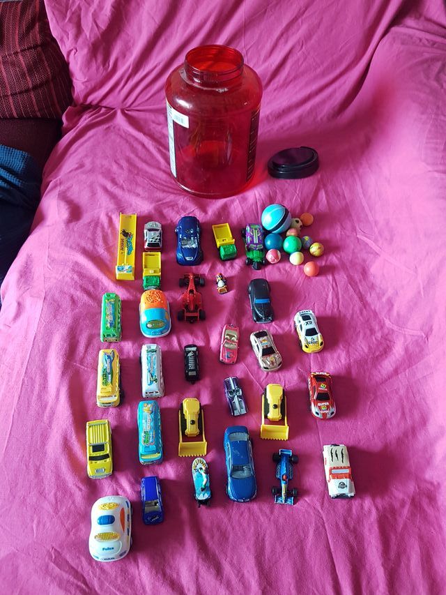 Pack 28 coches de juguete + bolas goma regalo