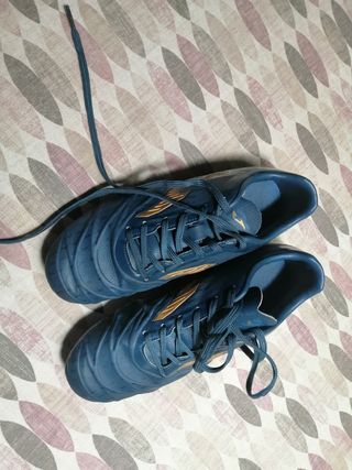 Botas de fútbol. talla 37. de segunda mano por 10 EUR en Salamanca en  WALLAPOP
