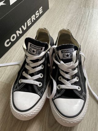 Converse Negras bajas de segunda mano por 35 EUR en Sant Cugat del Vallès  en WALLAPOP