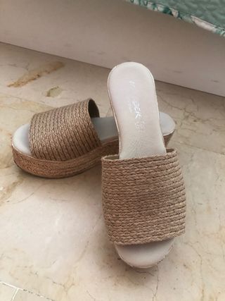 Sandalia zueco plataforma esparto de segunda mano por 12 EUR en Benidorm en  WALLAPOP