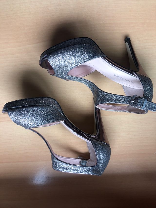 Sandalias Plateadas de piel talla 36.