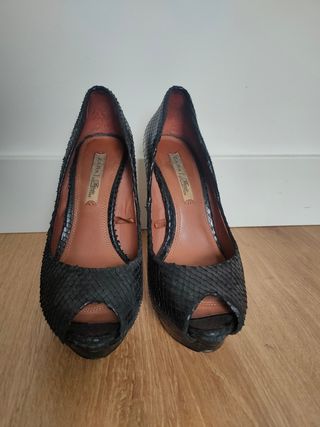 Tacones Negros Serpiente Zara de segunda mano por 10 EUR en Pozuelo de  Alarcón en WALLAPOP