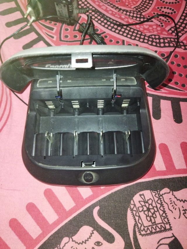 CARGADOR DE PILAS DE TODAS LAS CLASES .SE AJUSTA