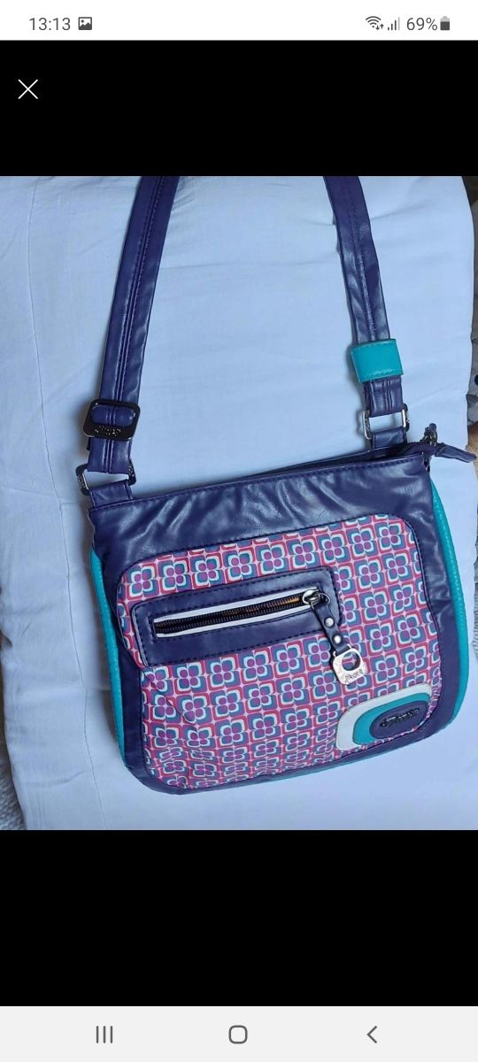 Bolso muy cómodo bandolera desenfadado.