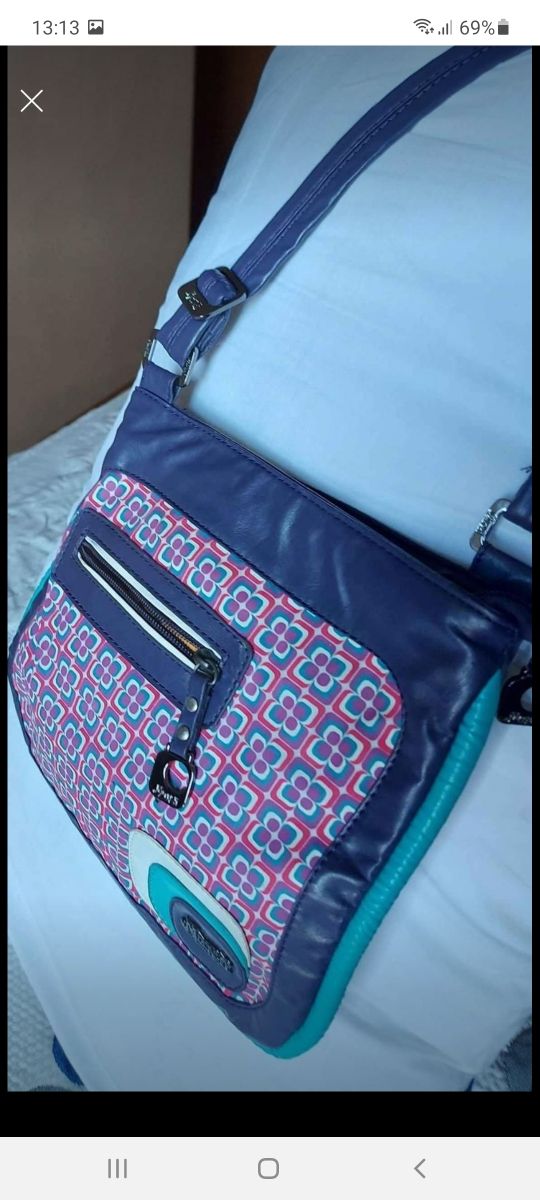 Bolso muy cómodo bandolera desenfadado.