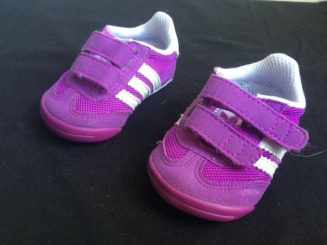 Zapato bebe adidas md. Dragon t/ 16. Color morado.