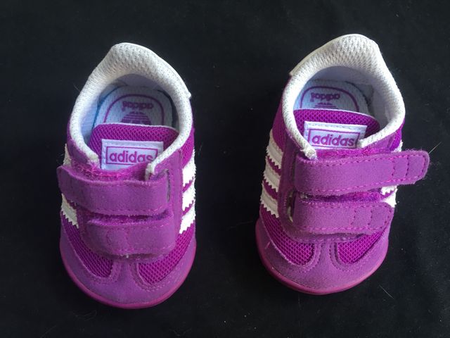 Zapato bebe adidas md. Dragon t/ 16. Color morado.