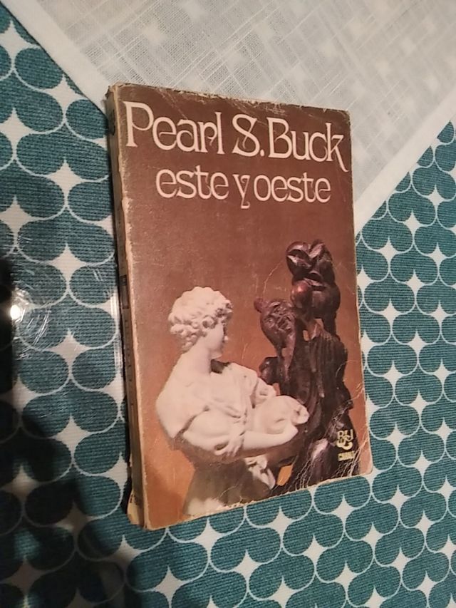 📖 "Este y Oeste" (1979) 📖