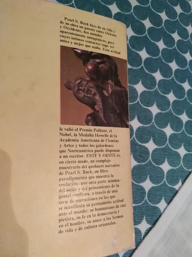 📖 "Este y Oeste" (1979) 📖