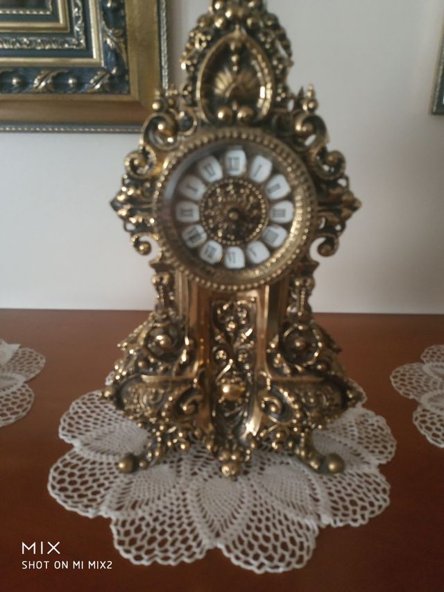 candelabros y reloj de bronce
