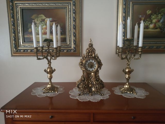 candelabros y reloj de bronce