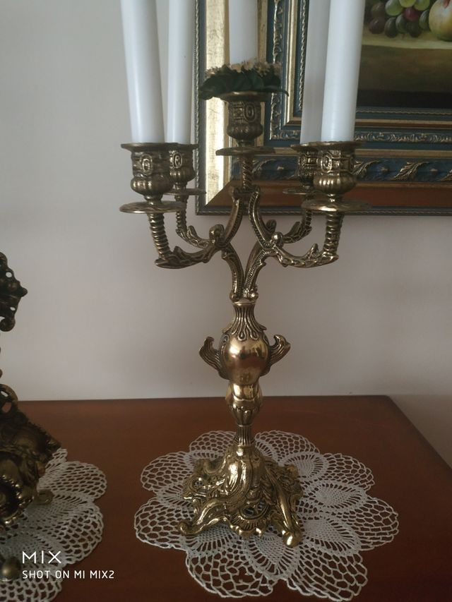candelabros y reloj de bronce