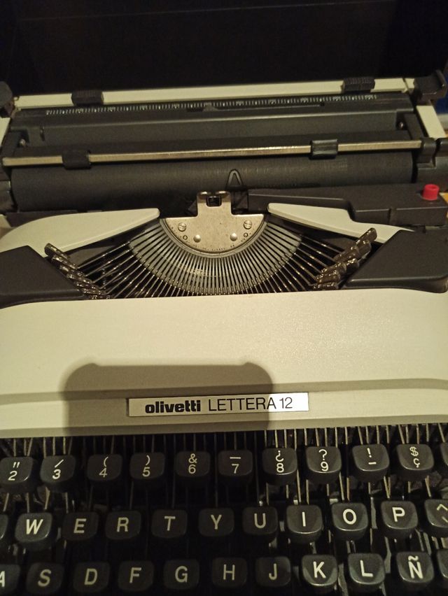 Maquina de escribir olivetti de los años 80
