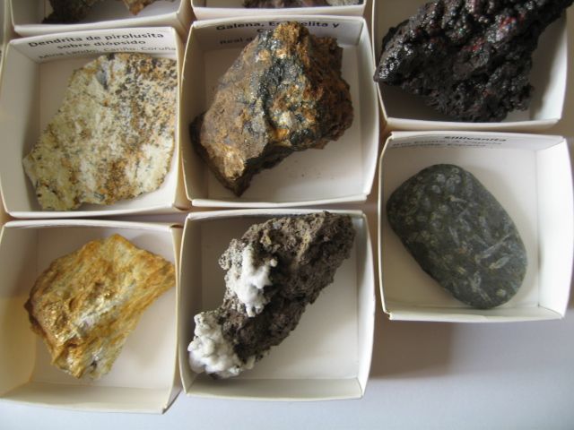 Collezione di 10 grandi minerali in scatole 5x5