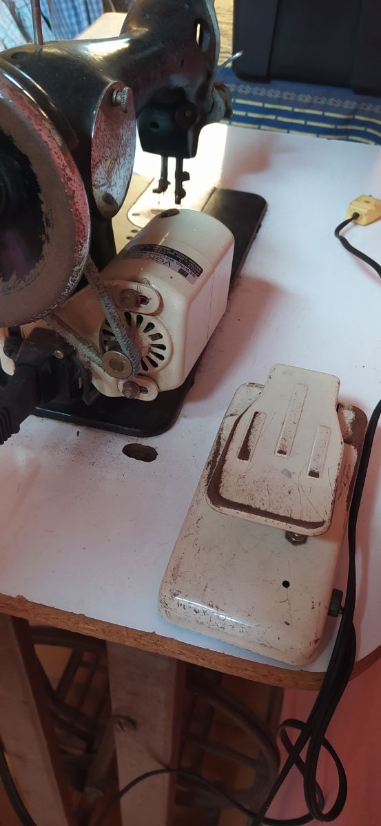 Maquina de coser Alfa antigua con motor incorporad