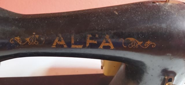 Maquina de coser Alfa antigua con motor incorporad