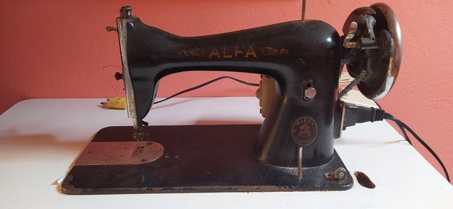 Maquina de coser Alfa antigua con motor incorporad