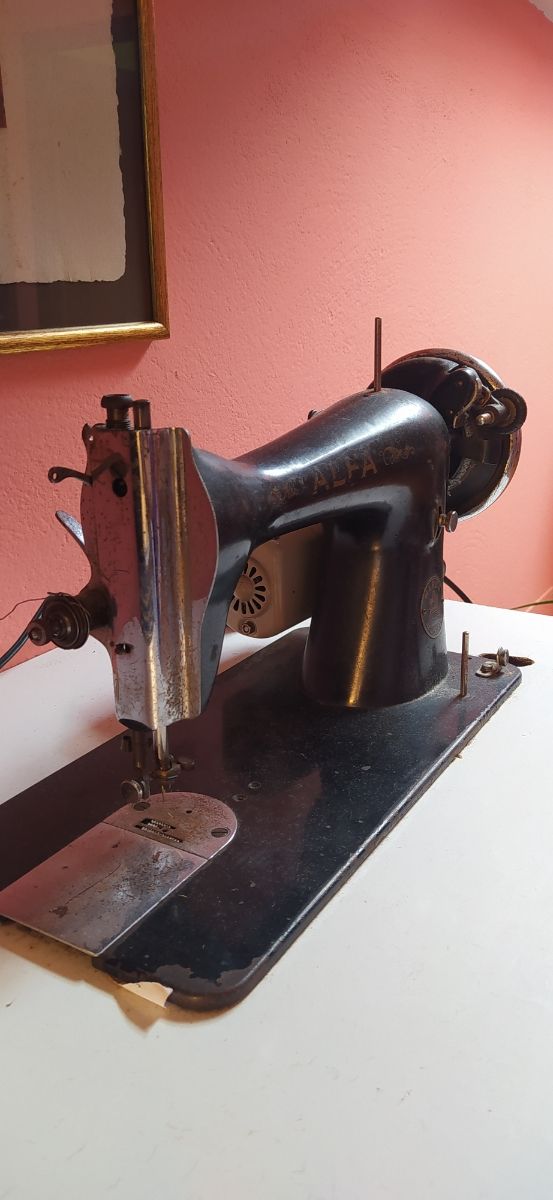 Maquina de coser Alfa antigua con motor incorporad