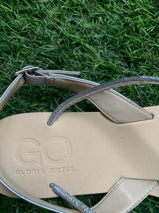 Sandalias plateadas Gloria Ortiz de segunda mano por 25 EUR en Fuenlabrada  en WALLAPOP