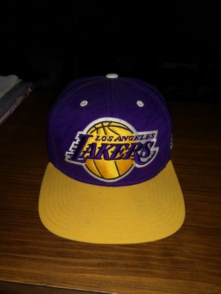 Gorra Lakers adidas original de segunda mano por 10 EUR en Madrid en  WALLAPOP