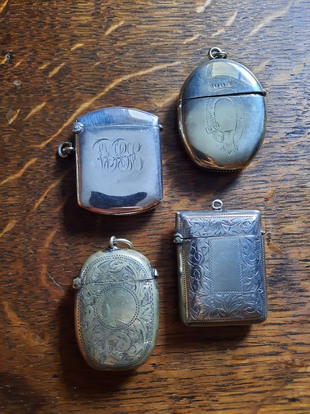 Antigua vesta o porta cerillas