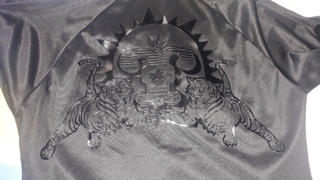 chaqueta chandal.con bolsos