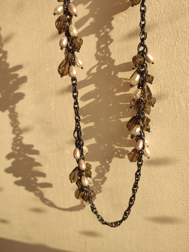 Collar con perlas imitación y bolitas de vidrio.