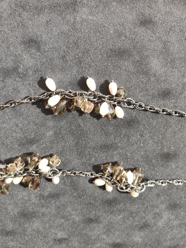Collar con perlas imitación y bolitas de vidrio.