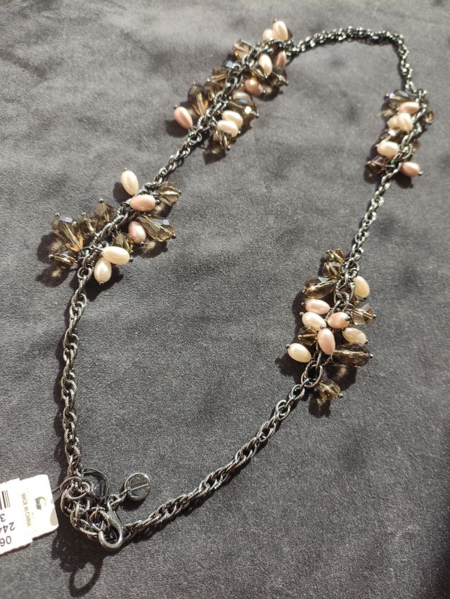Collar con perlas imitación y bolitas de vidrio.