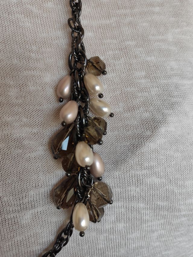 Collar con perlas imitación y bolitas de vidrio.