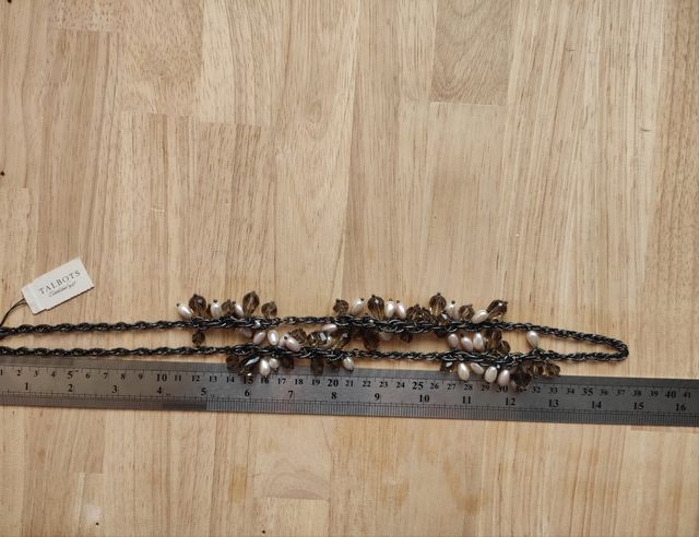 Collar con perlas imitación y bolitas de vidrio.