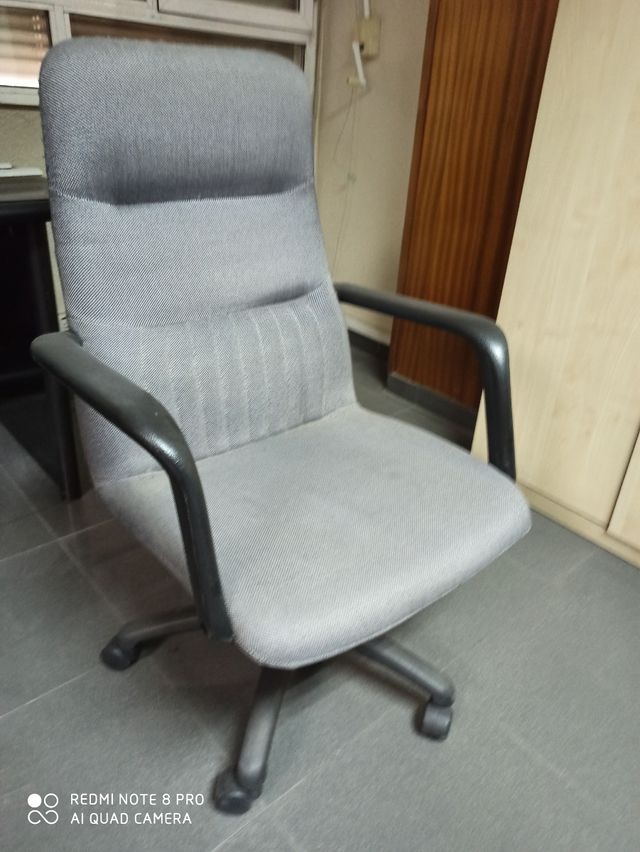 SILLA GRIS DE ESCRITORIO U OFICINA