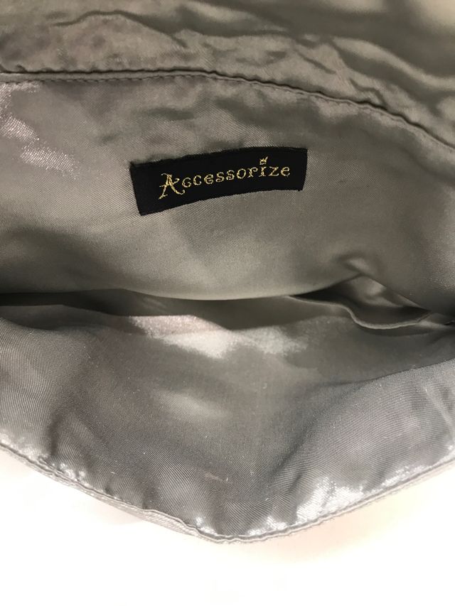 Bolso  de pedrería  muy elegante y con capacidad