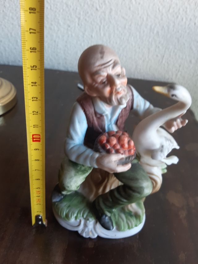 Antigua porcelana biscuit. Pareja ancianos chinos