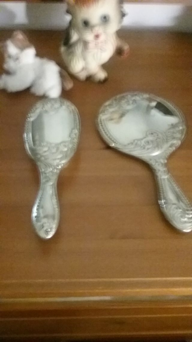 Juego tocador espejo y cepillo.