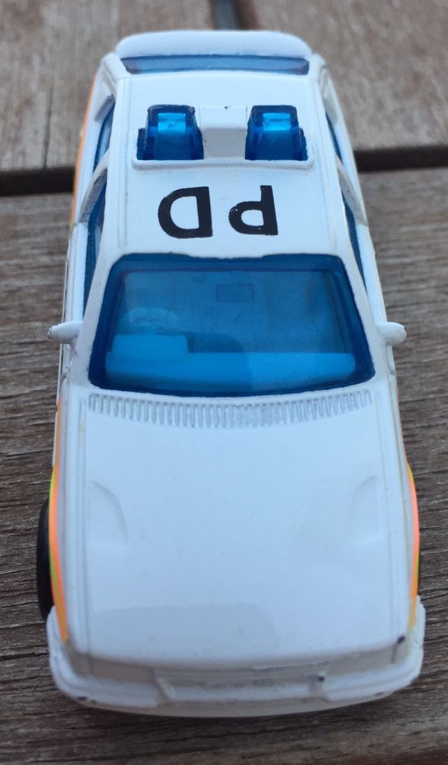 Miniatura opel kadett gsi policia