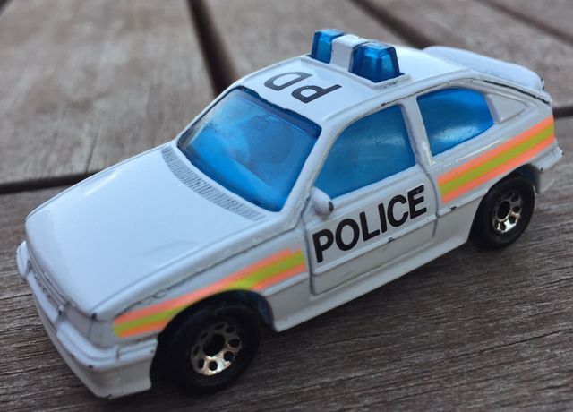 Miniatura opel kadett gsi policia