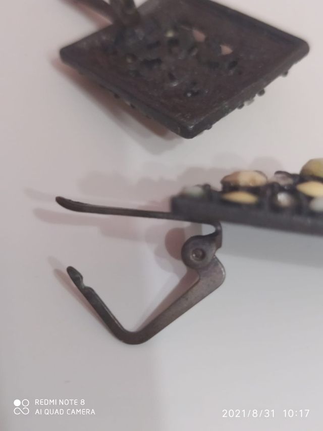 pendientes de color marrón y beige