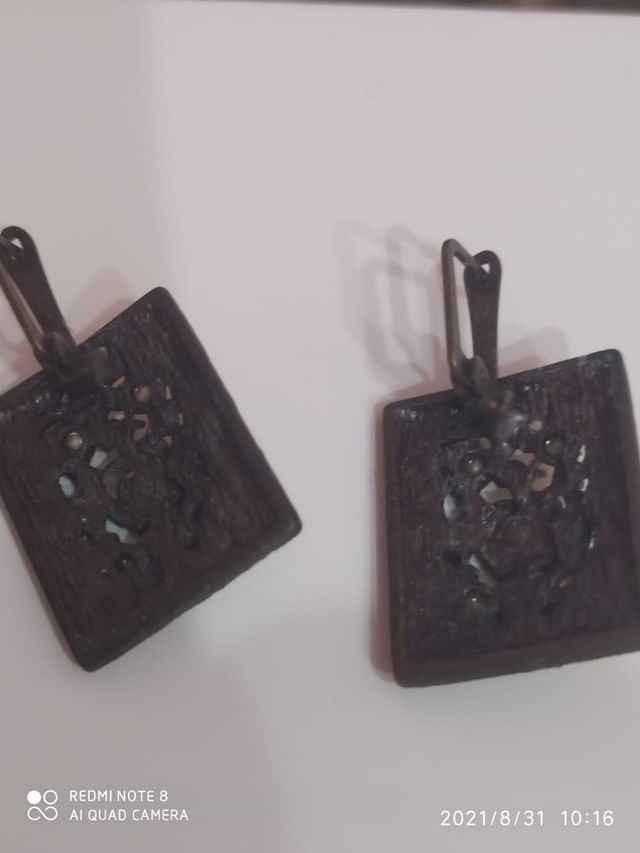 pendientes de color marrón y beige