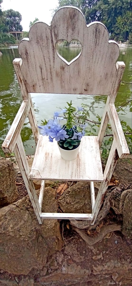 Silla Decorativa con Colgadores. Preciosa.