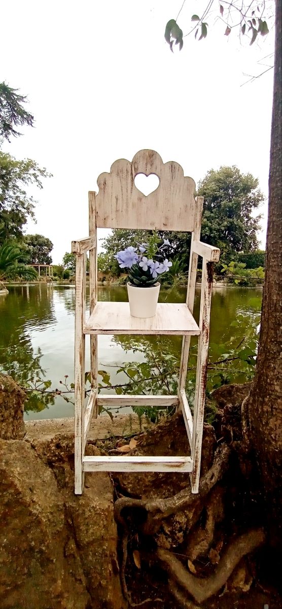 Silla Decorativa con Colgadores. Preciosa.