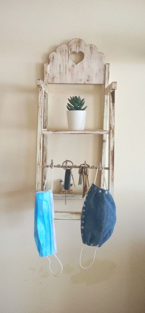 Silla Decorativa con Colgadores. Preciosa.