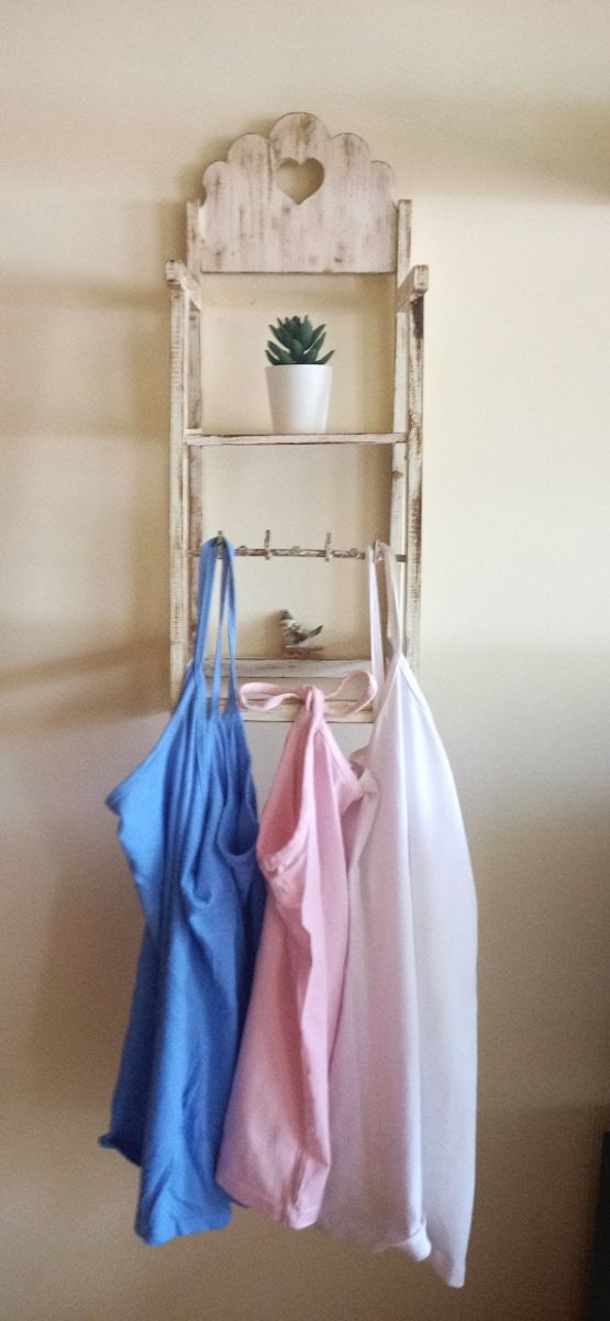 Silla Decorativa con Colgadores. Preciosa.